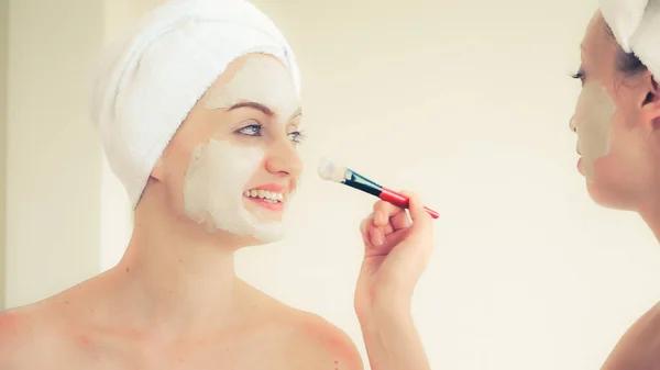 Beautiful Woman Having Facial Cosmetic Scrub Treatment Wellness Spa Aging — Stock Photo, Image