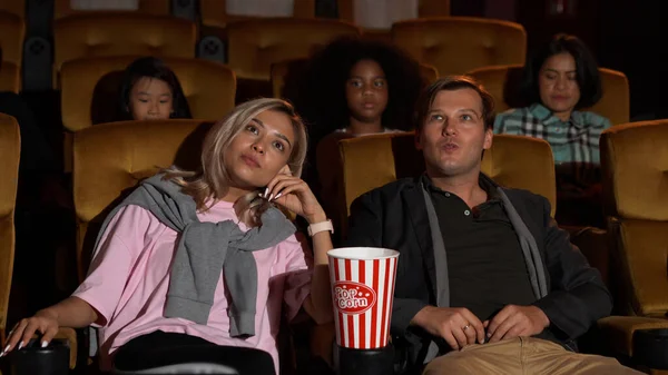 Audience Walking Seats Movie Theater Watching Film Eating Popcorn — Stock Photo, Image