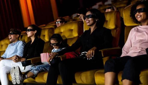 人々のグループは 画面を見て興味を持って映画館で3Dメガネで映画を見ます エキサイティングで楽しみます — ストック写真