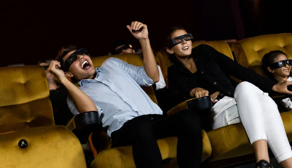 人々のグループは 画面を見て興味を持って映画館で3Dメガネで映画を見ます エキサイティングで楽しみます — ストック写真