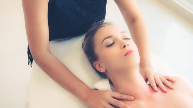 Profesyonel masaj terapisti tarafından masaj yaptıran rahat bir kadın. Sağlık, şifa ve rahatlama konsepti.