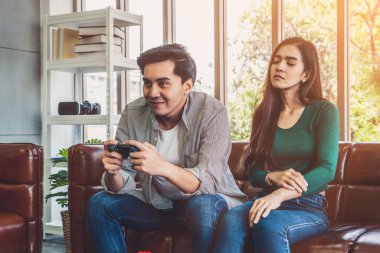 Genç Asyalı çift bilgisayar oyunları bağımlılığından muzdarip. Aile sorunu kavramı.