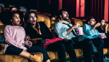 Sinemada korku filmi izleyen seyirciler şok oldu.