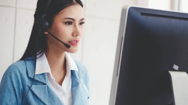 Müşteri destek ajanı ya da kulaklıklı çağrı merkezi telefon görüşmesinde müşteriyi desteklerken masaüstü bilgisayarında çalışır. Operatör hizmeti iş temsili kavramı.