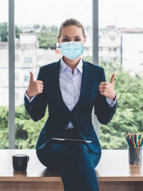 Coronavirus veya COVID-19 yüzünden yüz maskesi olan bir ofis çalışanı. Coronavirus veya COVID-19 'un yayılmasını engellemek ve işletmeyi yeniden açmak için koruyucu çalışma ortamı kavramı.