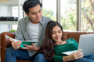 Mutlu Asyalı çift oturma odasında dinleniyor. Aşk ve ilişki kavramı.