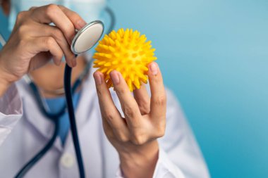 Coronavirus COVID 19 tıbbi test aşısı araştırma ve geliştirme konsepti. COVID-19 için ilaç tedavisi üretmek üzere Coronavirus antikor bilimsel örneklerini inceleyen ve analiz eden bilim insanları.