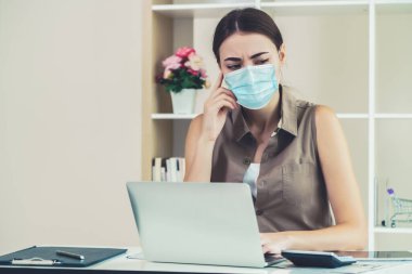 Evde yüz maskesi takan karantina altındaki kadın Coronavirus 'tan koruyor. Coronavirüs Hastalığı veya COVID-19 'un yayılmasını durdurmak için sosyal mesafeler kavramı.
