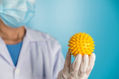 Coronavirus COVID 19 tıbbi test aşısı araştırma ve geliştirme konsepti. COVID-19 için ilaç tedavisi üretmek üzere Coronavirus antikor bilimsel örneklerini inceleyen ve analiz eden bilim insanları.