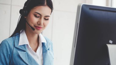 Müşteri destek ajanı ya da kulaklıklı çağrı merkezi telefon görüşmesinde müşteriyi desteklerken masaüstü bilgisayarında çalışır. Operatör hizmeti iş temsili kavramı.