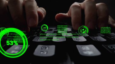 Grafik kullanıcı arayüzü GUI hologramı ile dizüstü bilgisayar klavyesinde çalışan adam büyük veri bilimi teknolojisi, dijital ağ bağlantısı ve bilgisayar programlama algoritması kavramlarını gösteriyor.