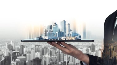 Modern yaratıcı telekomünikasyon ve internet ağı akıllı şehirde birleşiyor. 5G kablosuz dijital bağlantı ve gelecekteki şeylerin interneti kavramı.