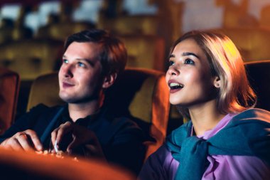 Kafkas aşığı sinemada film izlemeyi ve patlamış mısır yemeyi seviyor.