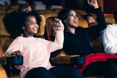 İnsanların seyircisi tiyatroda film izlemekten hoşlanır. Grup eğlence etkinliği ve eğlence konsepti.