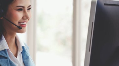 Müşteri destek ajanı ya da kulaklıklı çağrı merkezi telefon görüşmesinde müşteriyi desteklerken masaüstü bilgisayarında çalışır. Operatör hizmeti iş temsili kavramı.
