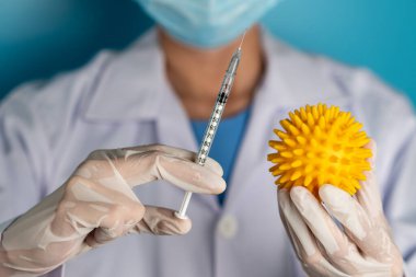 Coronavirus COVID 19 tıbbi test aşısı araştırma ve geliştirme konsepti. COVID-19 için ilaç tedavisi üretmek üzere Coronavirus antikor bilimsel örneklerini inceleyen ve analiz eden bilim insanları.