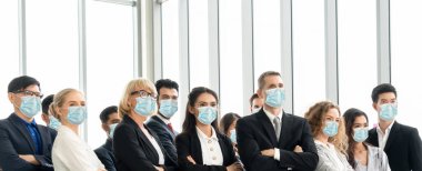 Yüzü maskeli iş adamları Coronavirus veya COVID-19 'dan korur. Coronavirus salgınının üstesinden gelmek için birlikte yardım, destek ve işbirliği kavramı veya COVID-19 ile yeniden iş yapma.