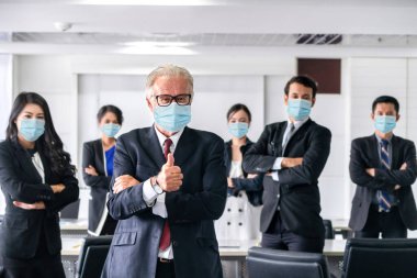 Yüzü maskeli iş adamları Coronavirus veya COVID-19 'dan korur. Coronavirus salgınının üstesinden gelmek için birlikte yardım, destek ve işbirliği kavramı veya COVID-19 ile yeniden iş yapma.