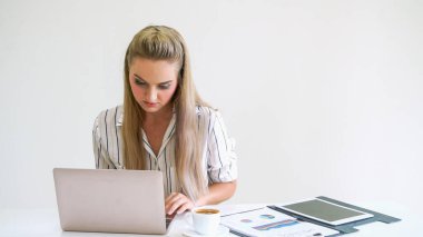 Modern ofiste çalışan sarışın bir iş kadını. İş konsepti.