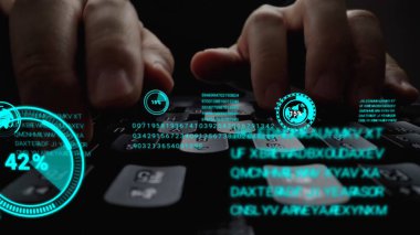 Grafik kullanıcı arayüzü GUI hologramı ile dizüstü bilgisayar klavyesinde çalışan adam büyük veri bilimi teknolojisi, dijital ağ bağlantısı ve bilgisayar programlama algoritması kavramlarını gösteriyor.