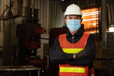 Yüz maskesi olan fabrika işçileri Coronavirus hastalığı salgınından koruyorlar. 2019 veya COVID-19. Koronavirüs hastalığının 2019 veya COVID-19 'un yayılmasını engellemek için koruma ve karantina kavramı.