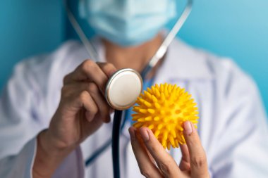 Coronavirus COVID 19 tıbbi test aşısı araştırma ve geliştirme konsepti. COVID-19 için ilaç tedavisi üretmek üzere Coronavirus antikor bilimsel örneklerini inceleyen ve analiz eden bilim insanları.