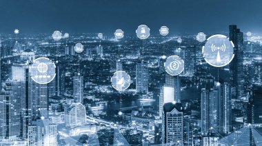 Modern yaratıcı telekomünikasyon ve internet ağı akıllı şehirde birleşiyor. 5G kablosuz dijital bağlantı ve gelecekteki şeylerin interneti kavramı.
