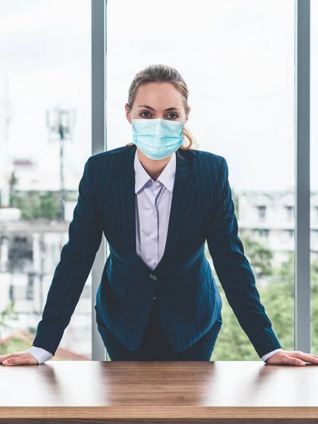 Büroangestellte Mit Gesichtsmaske Unter Quarantäne Gegen Coronavirus Oder Covid Konzept — Stockfoto