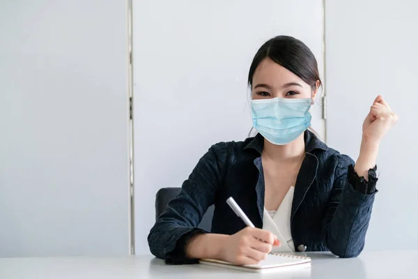 Büroangestellte Mit Gesichtsmaske Unter Quarantäne Gegen Coronavirus Oder Covid Konzept — Stockfoto