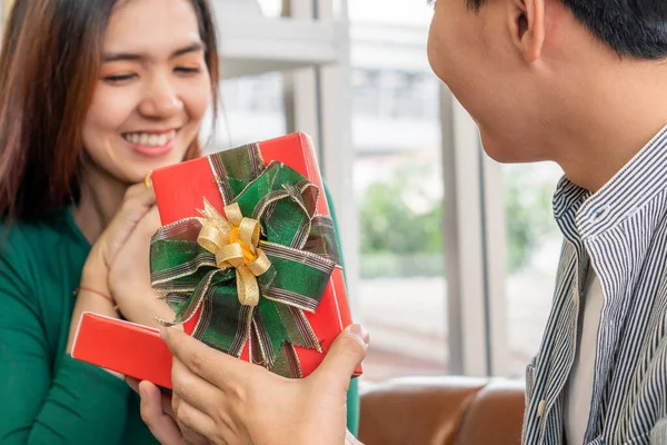 Feliz Pareja Dando Regalo Para Celebrar Aniversario Matrimonio Estilo Vida — Foto de Stock