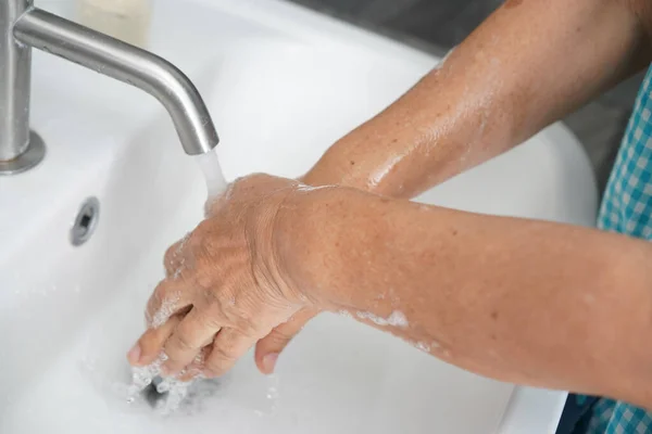 Mulher Sênior Lava Mão Para Prevenção Nova Doença Coronavirus 2019 — Fotografia de Stock