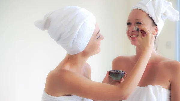 Hermosa Mujer Que Tiene Tratamiento Exfoliación Cosmética Facial Spa Bienestar — Foto de Stock
