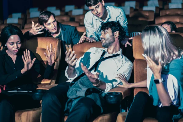 Hombre Molesto Hablando Teléfono Móvil Cine Gente Cine Enoja Con — Foto de Stock