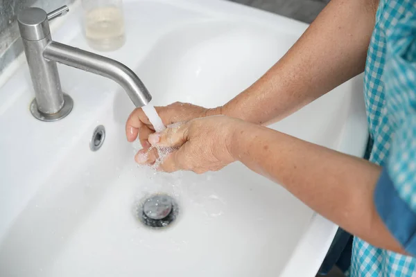 Mujer Mayor Lavarse Las Manos Para Prevención Nueva Enfermedad Por — Foto de Stock