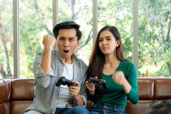 Молодая Счастливая Азиатская Пара Играет Видеоигры Гостиной Весёлые Люди Развлекаются — стоковое фото