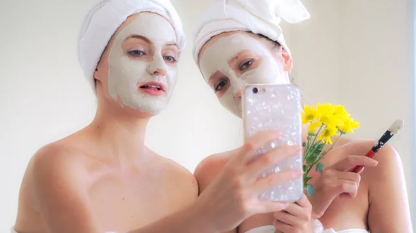 Mooie Vrouw Met Een Gezichtsverzorging Cosmetische Scrub Behandeling Van Professionele — Stockfoto