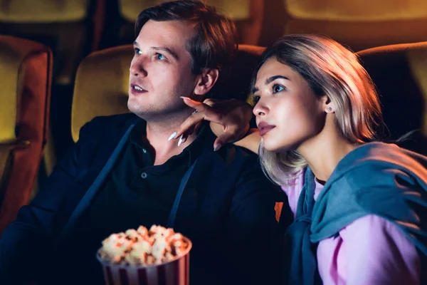 Amante Caucasiano Gostando Assistir Filme Comer Pipocas Juntos Cinema — Fotografia de Stock