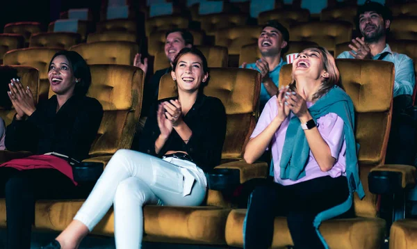 Κόσμος Βλέπει Ταινίες Στον Κινηματογράφο Ομαδική Δραστηριότητα Αναψυχής Και Ψυχαγωγίας — Φωτογραφία Αρχείου