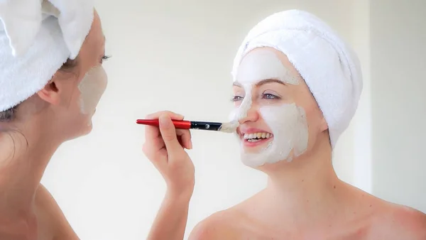 Hermosa Mujer Que Tiene Tratamiento Exfoliación Cosmética Facial Spa Bienestar — Foto de Stock