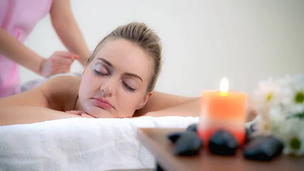 Terapeuta Massagem Detém Uma Compressa Herbal Para Fazer Tratamento Para — Fotografia de Stock