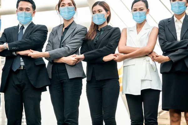 顔のマスクを持つ企業の人々はコロナウイルスやCovid 19から保護します コロナウイルスまたはCovid 19の流行を克服してビジネスを再開するためのヘルプ サポート 協力の概念 — ストック写真