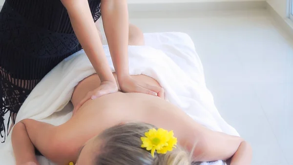 Ontspannen Vrouw Krijgt Terug Massage Luxe Spa Met Professionele Massage — Stockfoto