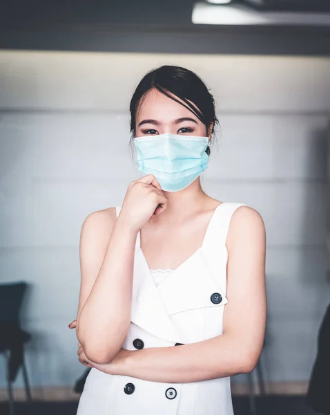 Büroangestellte Mit Gesichtsmaske Unter Quarantäne Gegen Coronavirus Oder Covid Konzept — Stockfoto
