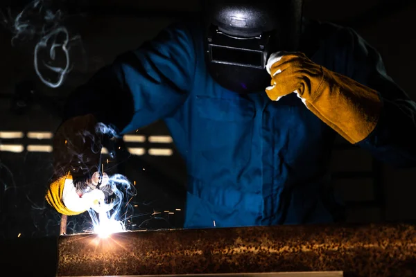 Soldador Metal Que Trabalha Com Máquina Solda Arco Para Soldar — Fotografia de Stock