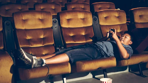 Хлопчик Лежить Грає Гру Фотографується Кінотеатрі — стокове фото
