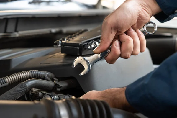 Professional Mechanic Providing Car Repair Maintenance Service Auto Garage Car — Stock Photo, Image