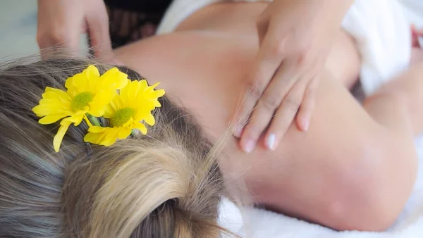 Ontspannen Vrouw Krijgt Terug Massage Luxe Spa Met Professionele Massage — Stockfoto