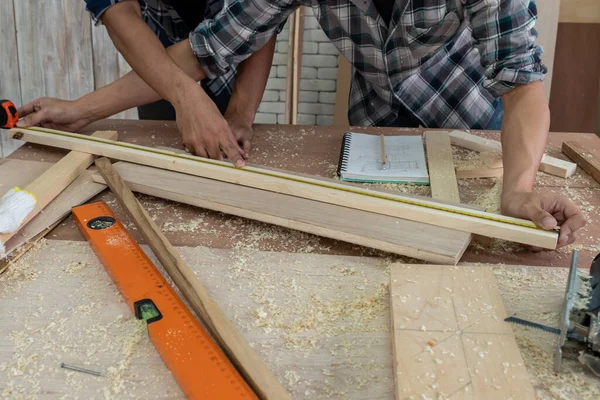 Timmerman Die Werkplaats Aan Houtbewerking Werkt Bouwmateriaal Houten Meubels Produceren — Stockfoto