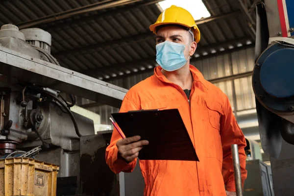 Los Trabajadores Fábrica Con Mascarilla Facial Protegen Del Brote Enfermedad — Foto de Stock