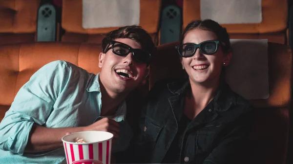 Homem Mulher Cinema Assistindo Filme Com Óculos Com Interesse Olhando — Fotografia de Stock